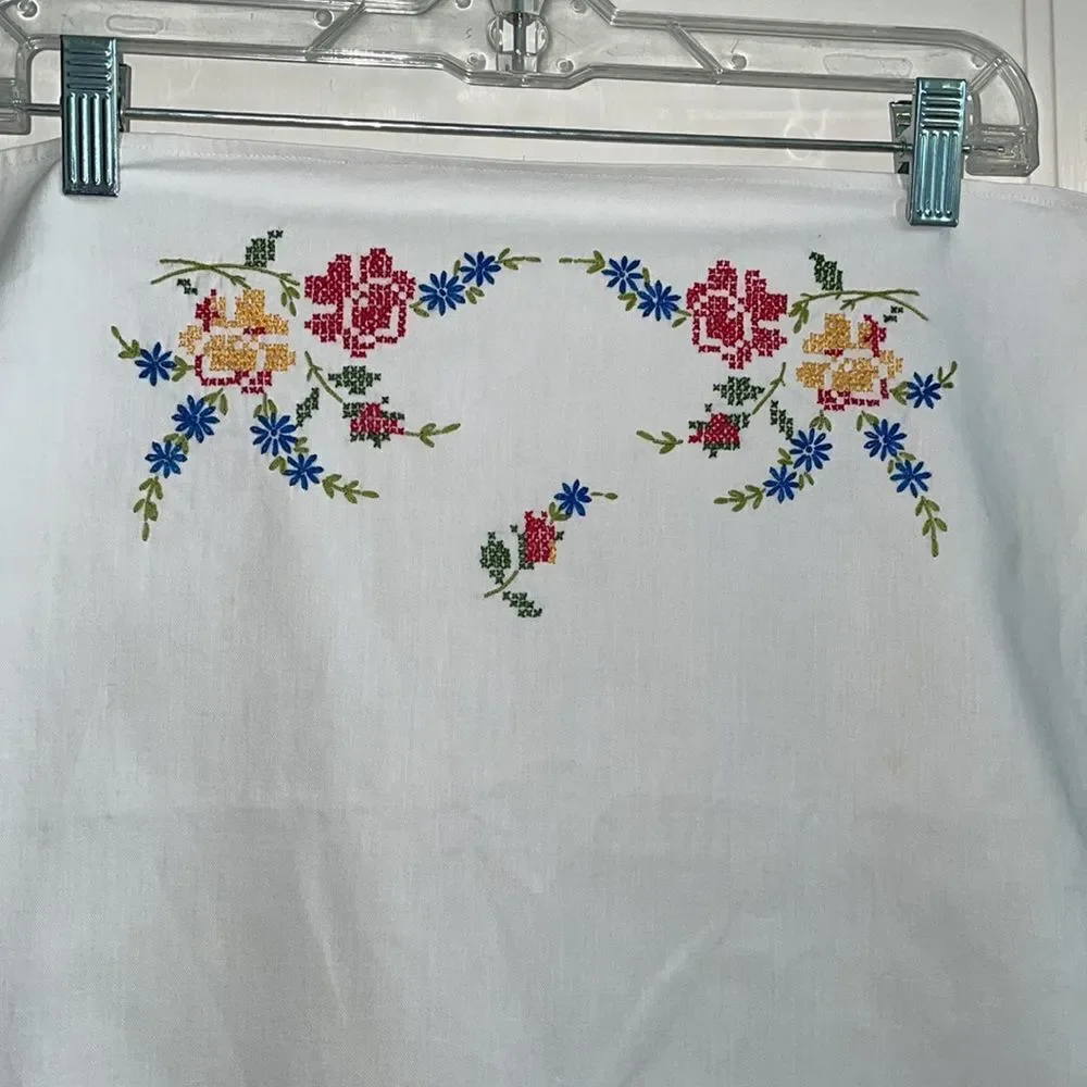 Vintage‎ white cotton table runner with floral embroidery